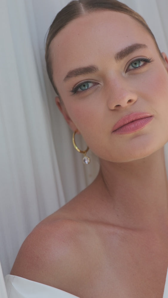 
                  
                    Load and play video in Gallery viewer, VIVIENNE CRYSTAL EARRINGS GOLD
                  
                