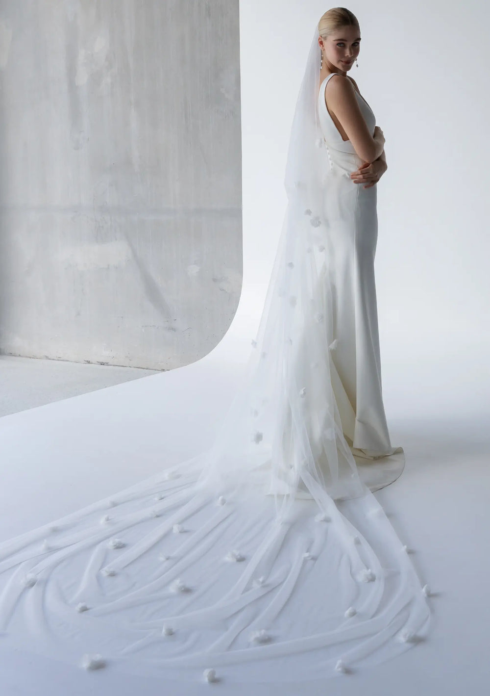 FLORA IVORY FLOWER WEDDING VEIL Lolaknightofficial