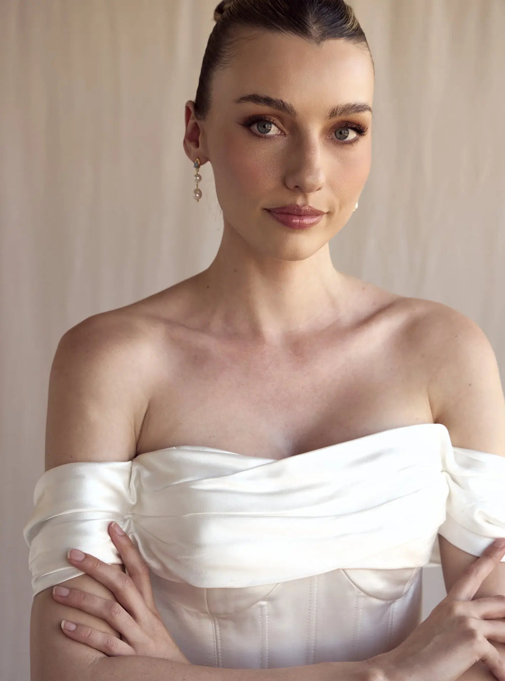 Modern crystal and pearl bridal earrings in 18K gold for timeless wedding styling
