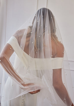 
                  
                    Load image into Gallery viewer, EMERY - IVORY PEARL WEDDING VEIL
                  
                