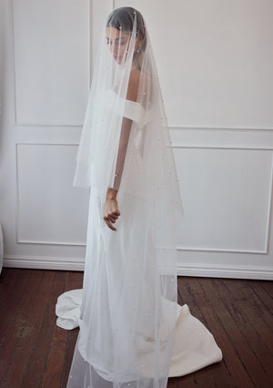 
                  
                    Load image into Gallery viewer, EMERY - IVORY PEARL WEDDING VEIL
                  
                