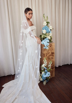 
                  
                    Load image into Gallery viewer, LILLIAN Ivory Wedding Veil - Bridal Accessories Australia
                  
                